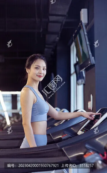 女生健身房跑步机运动