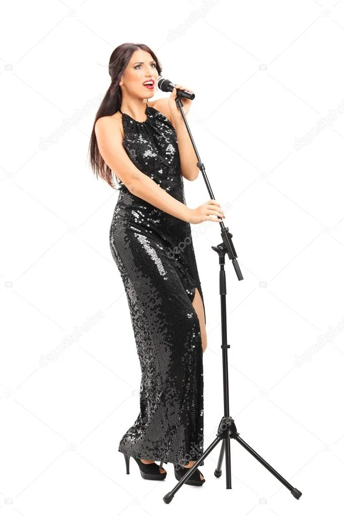女歌手手持复古麦克风深情演唱的画面